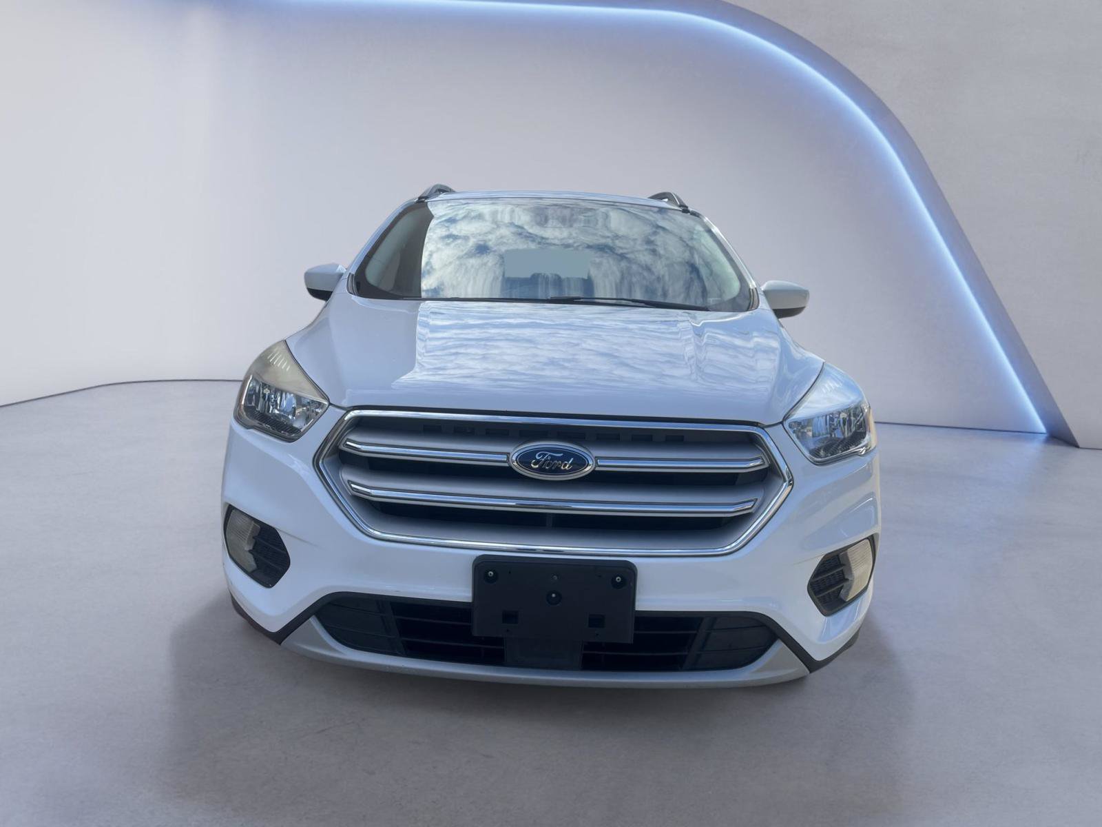 Used 2018 Ford Escape SE w/ Ford Safe & Smart Package FWD image 3