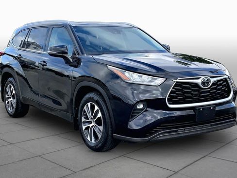Used 2020 Toyota Highlander XLE AWD/4WD image 3