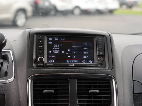 Used 2018 Dodge Grand Caravan SE w/ UConnect Hands-Free Group FWD image 19