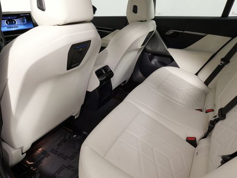 Used 2025 BMW 530i xDrive w/ Premium Package image 36