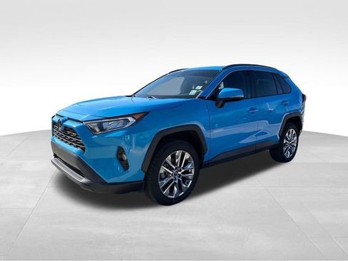 Used 2020 Toyota RAV4 XLE Premium image 3