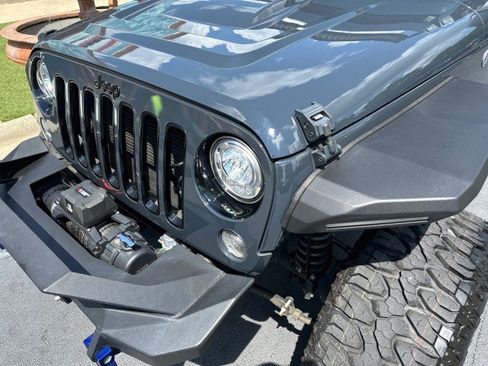 Used 2018 Jeep Wrangler Unlimited Sahara AWD/4WD image 16