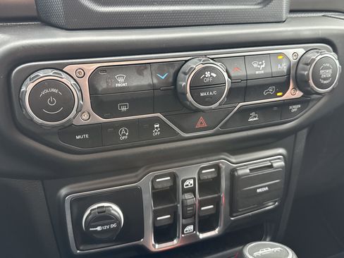 Used 2023 Jeep Gladiator Sport image 22