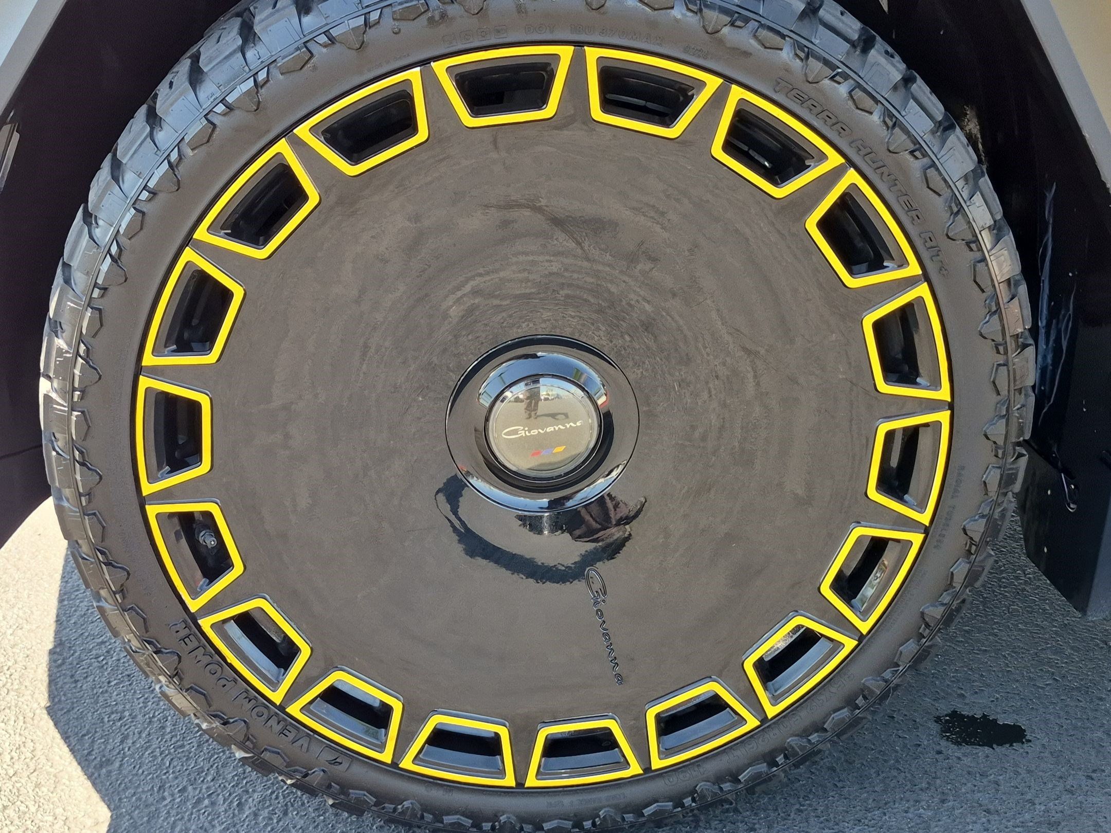 Used 2024 Tesla Cybertruck AWD Crew Cab image 13