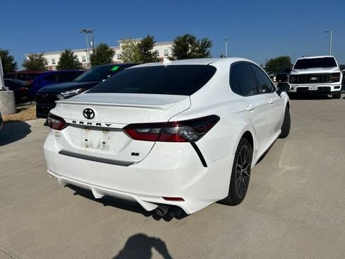 Used 2022 Toyota Camry SE w/ Convenience Package FWD image 3