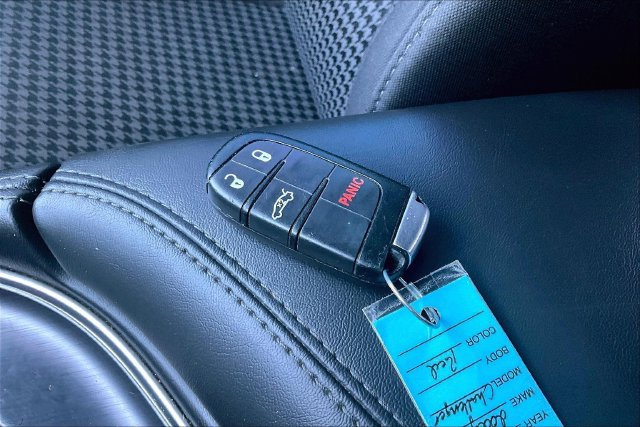 Used 2015 Dodge Challenger SXT RWD image 10