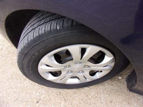 Used 2010 Hyundai Elantra GLS FWD image 4
