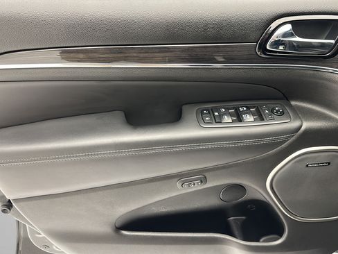 Used 2019 Jeep Grand Cherokee Overland AWD/4WD image 13