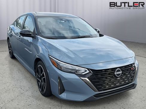 Used 2025 Nissan Sentra SR w/ SR Premium Package FWD image 4