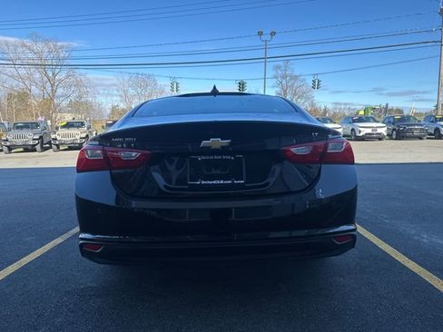 Used 2017 Chevrolet Malibu LT w/ Leather Package FWD image 5