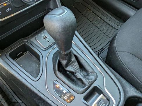 Used 2019 Jeep Cherokee Latitude w/ Popular Appearance Group image 13