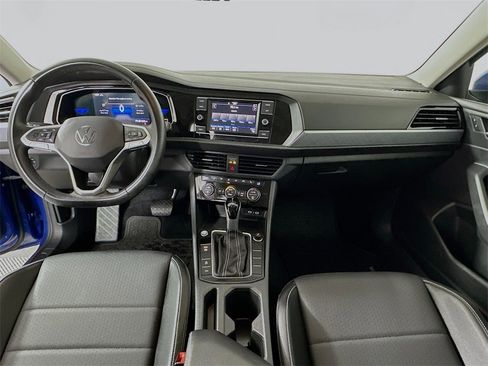 Used 2022 Volkswagen Jetta SE image 3