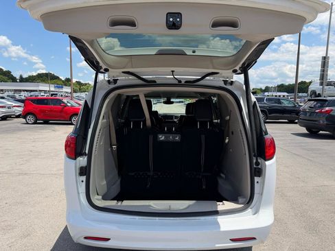 Used 2020 Chrysler Voyager Lxi FWD image 12