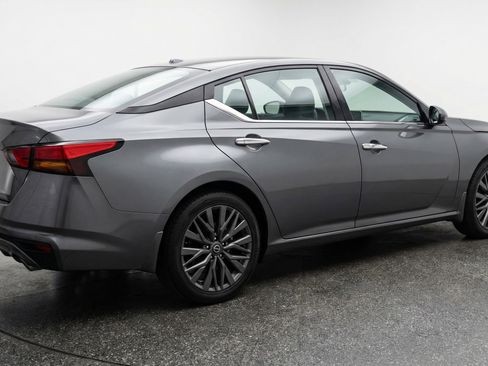 Used 2025 Nissan Altima 2.5 SV FWD image 9