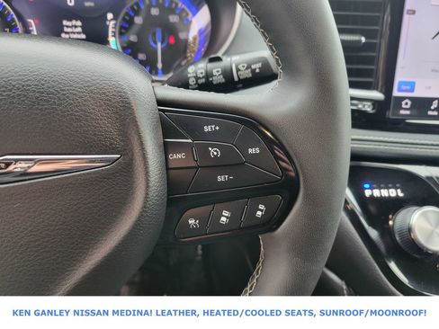 Used 2025 Chrysler Pacifica Limited image 32