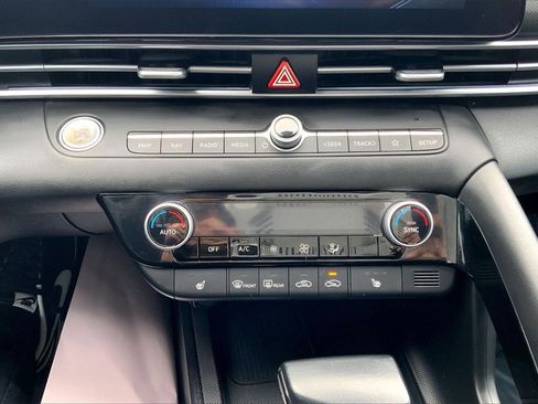 Used 2025 Hyundai Elantra SEL image 16