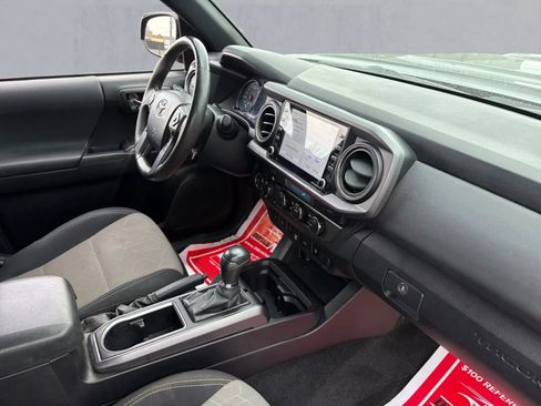 Used 2021 Toyota Tacoma TRD Sport w/ Technology Package image 19
