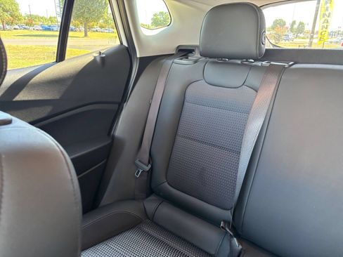 Used 2025 Chevrolet Trax LT FWD image 38