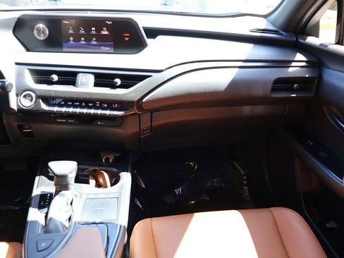 Used 2019 Lexus UX 200 image 40