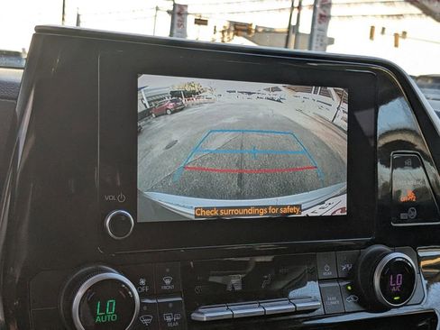 Used 2024 Toyota Highlander LE image 21