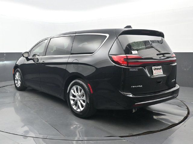 Used 2026 Chrysler Pacifica Limited FWD image 3