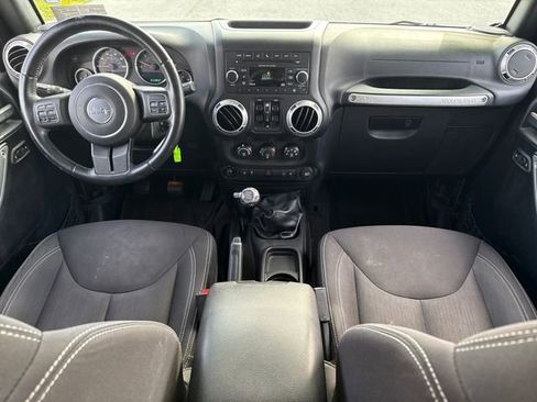 Used 2016 Jeep Wrangler Unlimited Rubicon w/ Connectivity Group AWD/4WD image 19