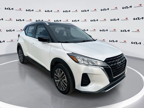 Used 2022 Nissan Kicks SV image 1