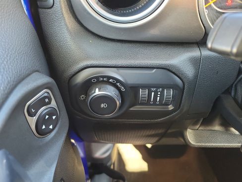 Used 2018 Jeep Wrangler Unlimited Sahara image 24