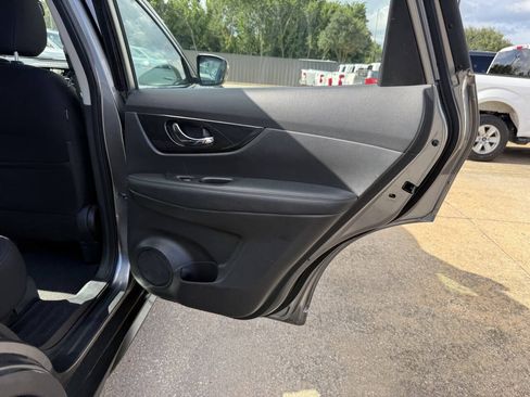Used 2018 Nissan Rogue S AWD/4WD image 16
