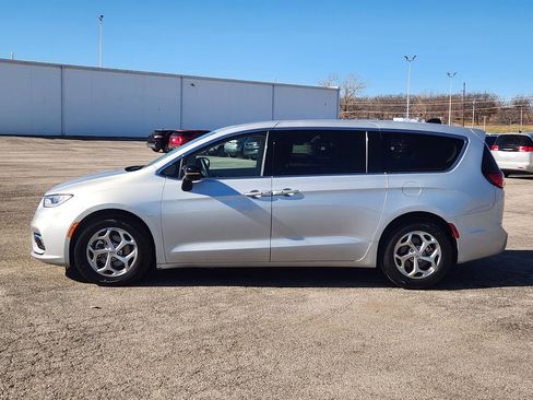 Used 2024 Chrysler Pacifica Limited FWD image 4