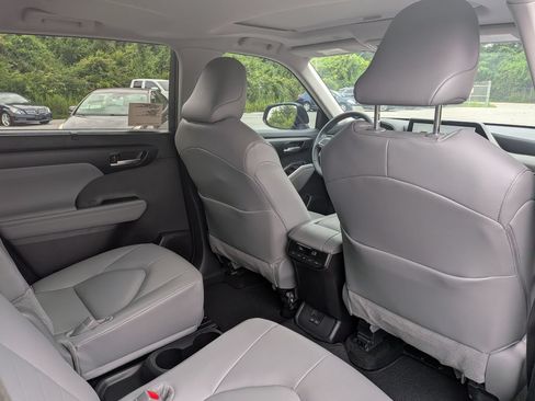 Used 2025 Toyota Highlander XLE FWD image 28