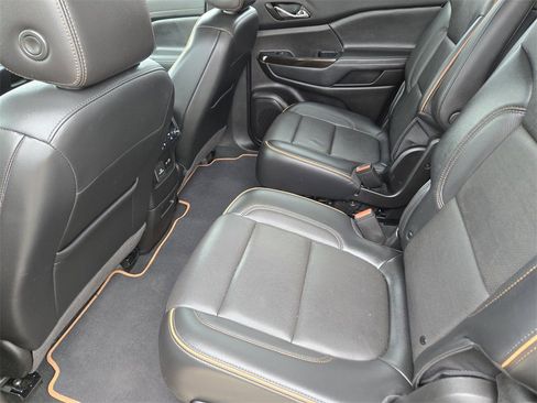 Used 2022 GMC Acadia AT4 w/ Technology Package image 32