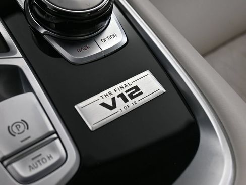 Used 2022 BMW M760i xDrive w/ Luxury Rear Seating Package AWD/4WD image 24