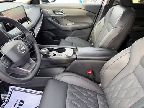 Used 2025 Nissan Rogue Platinum w/ Platinum Premium Package image 9