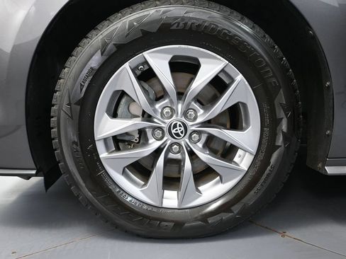 Used 2022 Toyota Sienna XLE AWD/4WD image 16