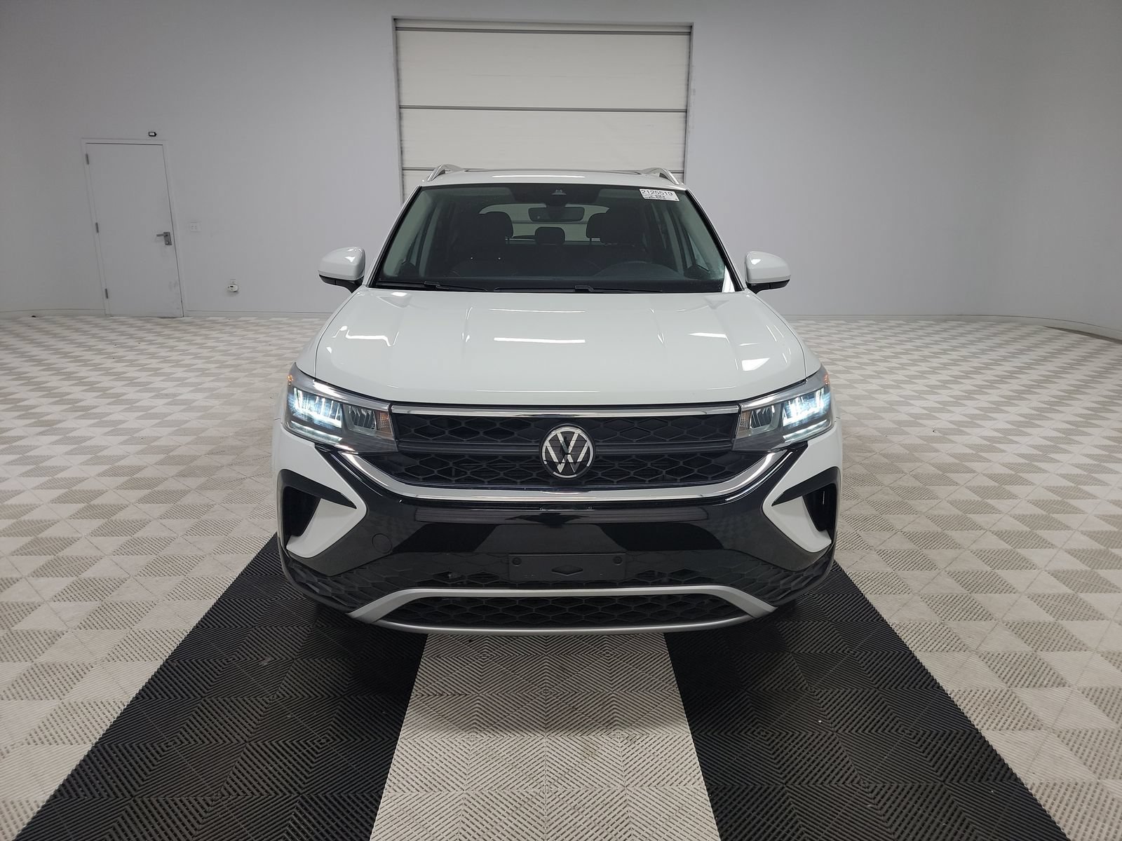 Used 2023 Volkswagen Taos SE w/ Panoramic Sunroof Package AWD/4WD image 5