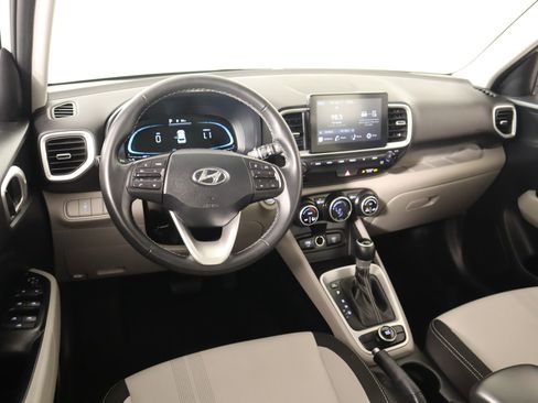 Used 2025 Hyundai Venue SEL image 2