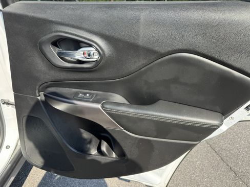 Used 2019 Jeep Cherokee Limited AWD/4WD image 19