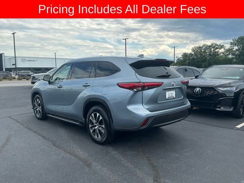 Used 2021 Toyota Highlander XLE FWD image 3
