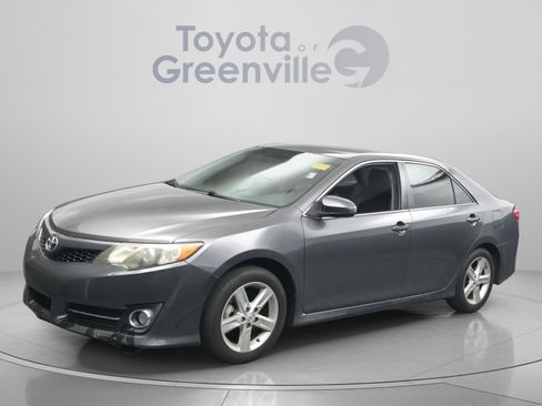 Used 2014 Toyota Camry SE FWD image 1