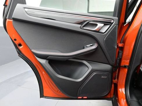 Certified 2025 Porsche Macan AWD/4WD image 13