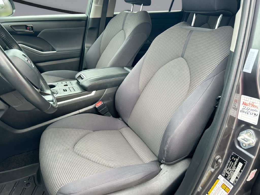 Used 2024 Toyota Highlander LE AWD/4WD image 11