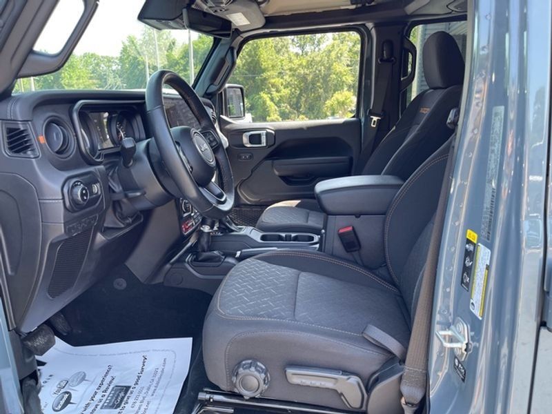 Used 2024 Jeep Gladiator Mojave w/ Technology Group AWD/4WD image 6