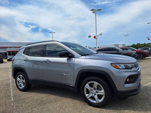 Used 2024 Jeep Compass Latitude AWD/4WD image 3