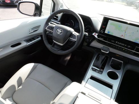 Certified 2025 Toyota Sienna XLE w/ XLE Plus Package AWD/4WD image 9