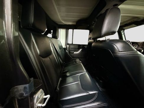 Used 2017 Jeep Wrangler Unlimited Rubicon w/ Connectivity Group image 25