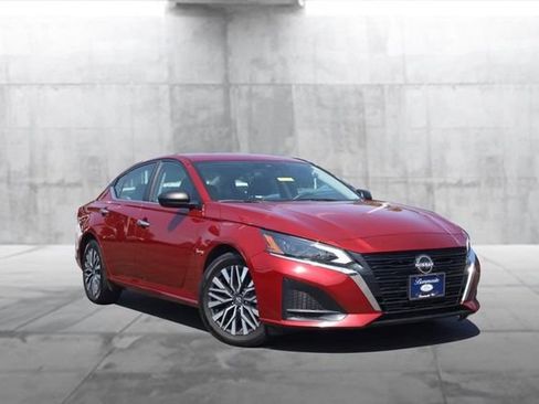 Used 2024 Nissan Altima 2.5 SV FWD image 2