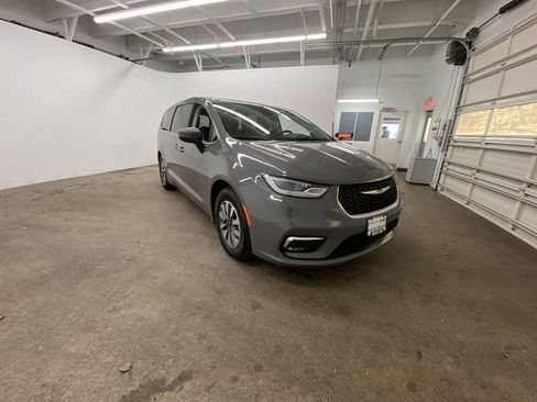 Used 2023 Chrysler Pacifica Touring-L image 8