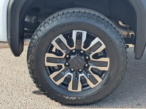 Used 2025 GMC Sierra 2500 Denali Ultimate image 10