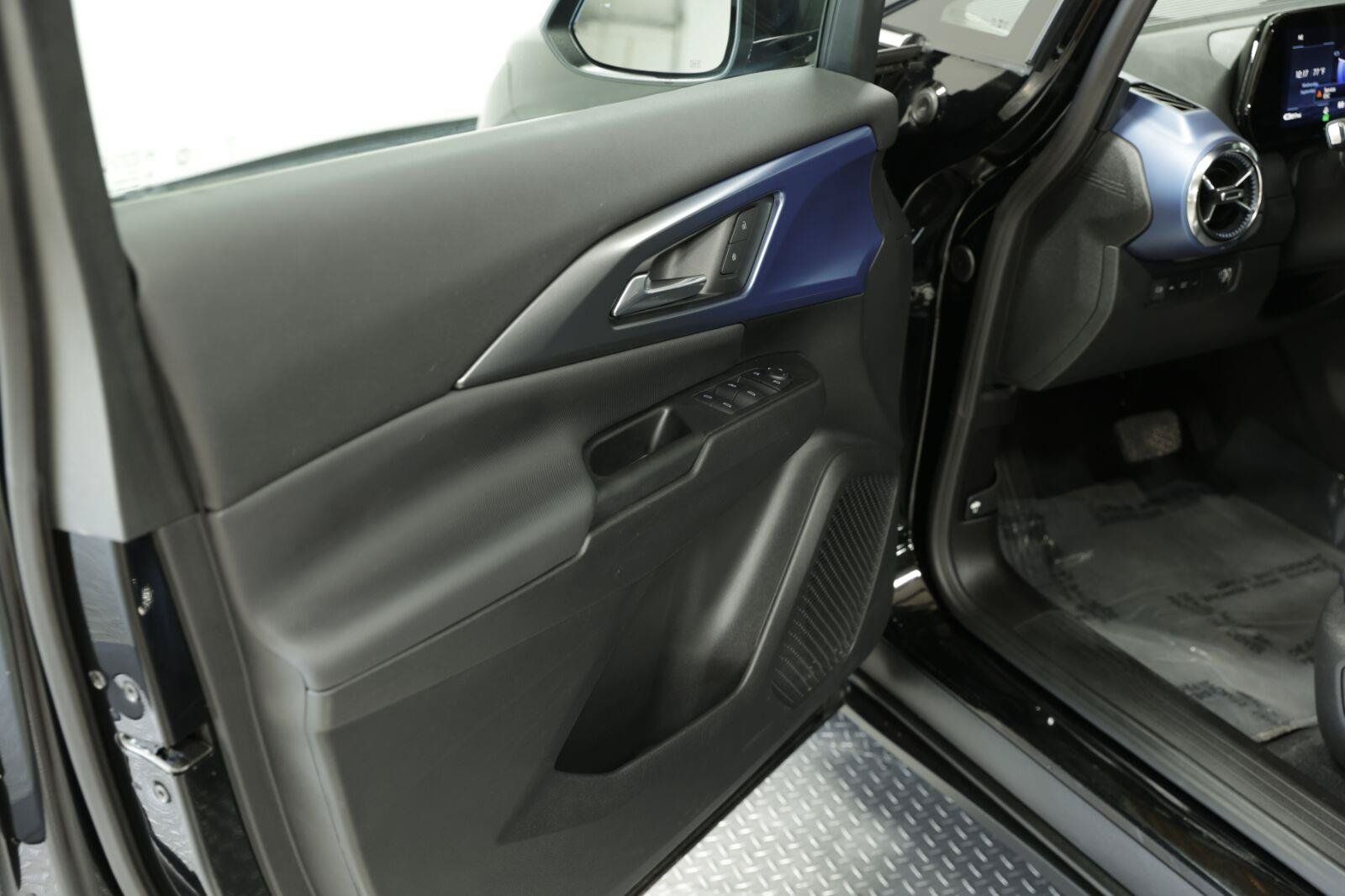 Certified 2025 Chevrolet Equinox EV LT w/ Convenience Package FWD image 34